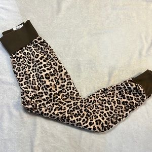 NWT INC women’s high rise classic cheetah seasonal basic ruched leg jogger